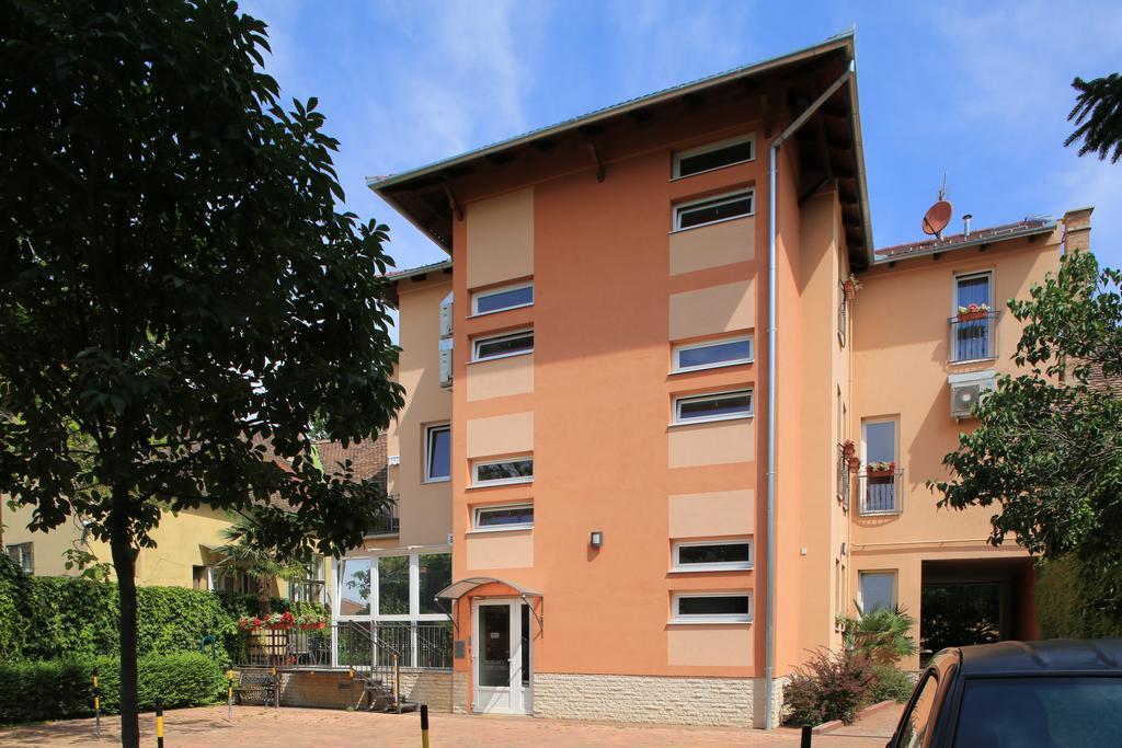 ペーチ Napraforgo Wellness Haz Es Panzio Bed & Breakfast エクステリア 写真