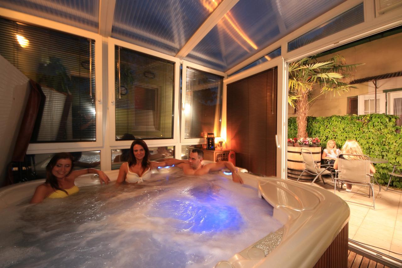 ペーチ Napraforgo Wellness Haz Es Panzio Bed & Breakfast エクステリア 写真